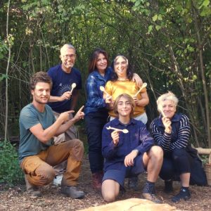 groupe de stagiaires pour notre atelier sculpture sur bois avec leur cuilleres finies