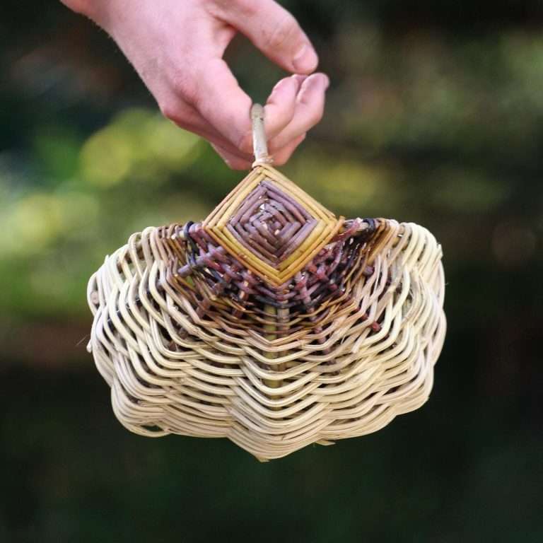 panier oeil de dieu en osier et clématite terminé