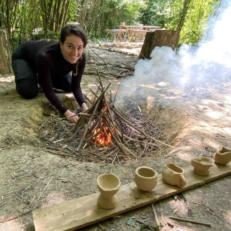 premiere etape de cuisson des poteries au feu