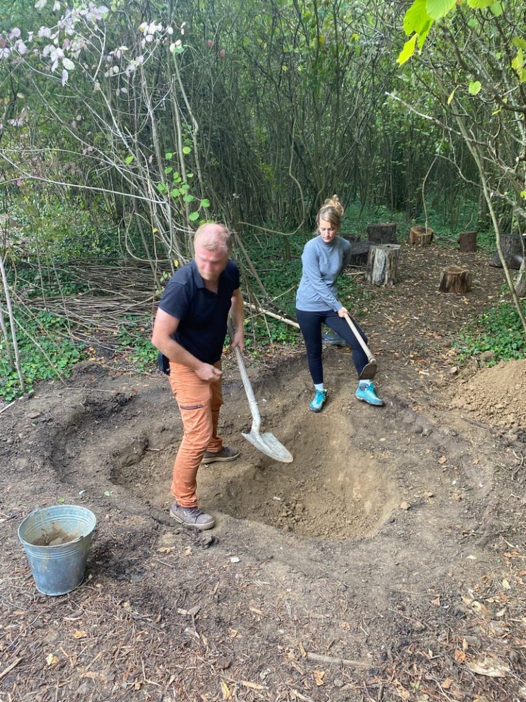 creusage de la mare naturelle sur notre hameau pédagogique