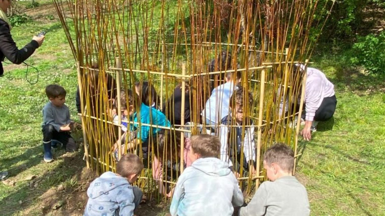 cabane en osier fabriqué par les enfants ateliers nature pour les écoles