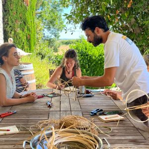 explication des gestes pour faire un panier en vannerie sauvage